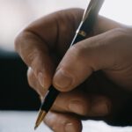 Eine handgeschriebene Dankesbotschaft an einen anderen Menschen erzielte in der Megastudie den stärksten Effekt – stärker als die beliebte Liste mit Dingen, für die man dankbar ist.