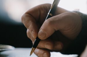 Eine handgeschriebene Dankesbotschaft an einen anderen Menschen erzielte in der Megastudie den stärksten Effekt – stärker als die beliebte Liste mit Dingen, für die man dankbar ist.