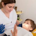 Eine Flüssigkeit kann Karies bei kleinen Kindern ohne Bohren stoppen. In einer großen Studie wirkte sie bei mehr als jeder zweiten Kariesstelle.