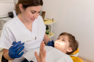 Eine Flüssigkeit kann Karies bei kleinen Kindern ohne Bohren stoppen. In einer großen Studie wirkte sie bei mehr als jeder zweiten Kariesstelle.