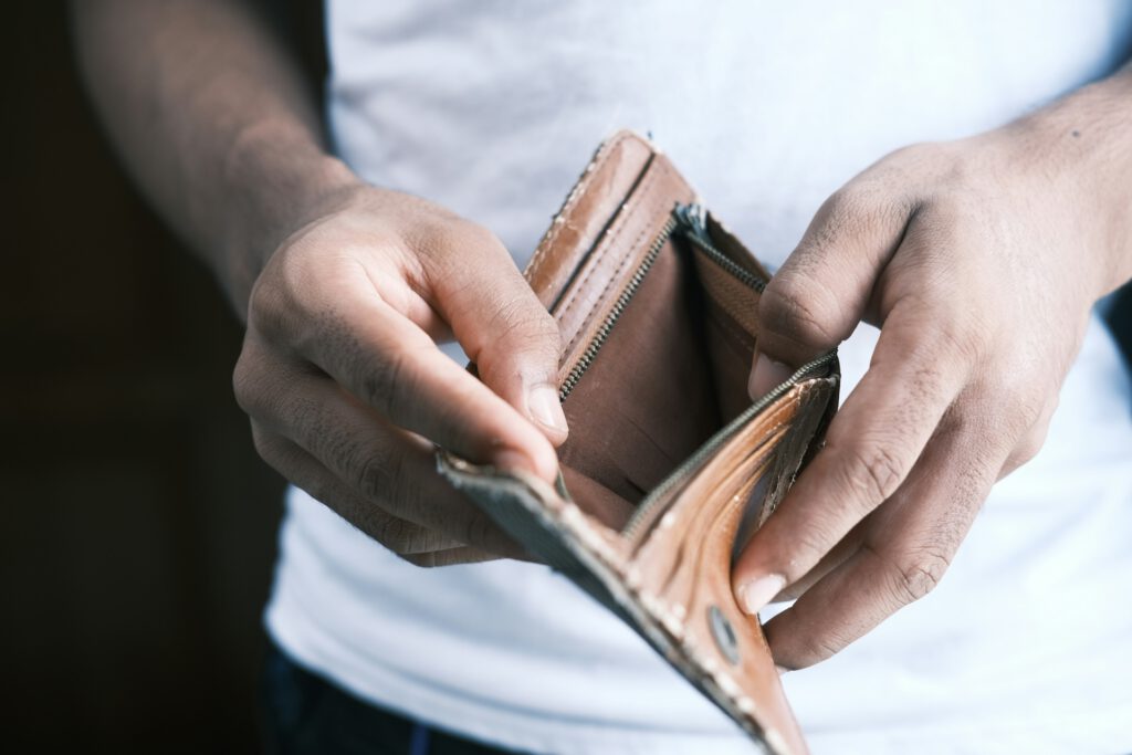 Viele Menschen halten sich beim Einkaufen zurück, obwohl sich die Kaufkraft in Deutschland rechnerisch erholt hat – besonders stark prägen gestiegene Preise für Lebensmittel und Energie das Gefühl, weniger Geld zur Verfügung zu haben. © Unsplash
