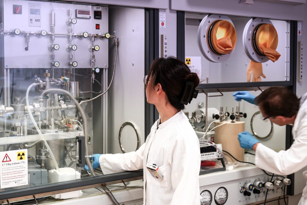 Im Tritiumlabor des HZDR in Leipzig testen Forscher, wie sich der seltene Fusionsbrennstoff aus Wasserstoffgemischen zurückgewinnen lässt. © Cornelius Fischer