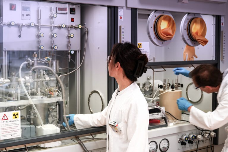 Im Tritiumlabor des HZDR in Leipzig testen Forscher, wie sich der seltene Fusionsbrennstoff aus Wasserstoffgemischen zurückgewinnen lässt. © Cornelius Fischer