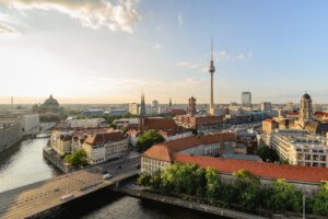 Berlin ist Deutschlands größter Standort für KI-Start-ups: Ende 2025 saßen dort rund 700 der etwa 2300 jungen KI-Unternehmen. © ArildV via Wikimedia Commons unter CC BY-SA 4.0