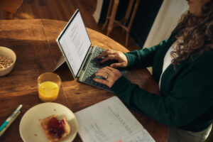 Selbst GPT-5 lieferte in der Studie mindestens 18,7 Prozent weniger unterschiedliche Informationen als eine Google-Suche. © Unsplash