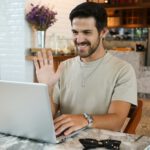 Ein einziges gemeinsames Merkmal reichte in der Studie nicht aus, um Vertrauen zu schaffen: Teilnehmende empfanden eine KI-Absage besonders unfair, wenn Avatar und Bewerber nur bei Geschlecht oder Hautfarbe übereinstimmten. © Unsplash
