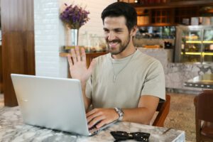 Ein einziges gemeinsames Merkmal reichte in der Studie nicht aus, um Vertrauen zu schaffen: Teilnehmende empfanden eine KI-Absage besonders unfair, wenn Avatar und Bewerber nur bei Geschlecht oder Hautfarbe übereinstimmten. © Unsplash