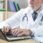 KI schneidet im Medizin-Test deutlich besser ab als Ärzte. Sie hilft beim Wissen, doch die Verantwortung bleibt beim Menschen.