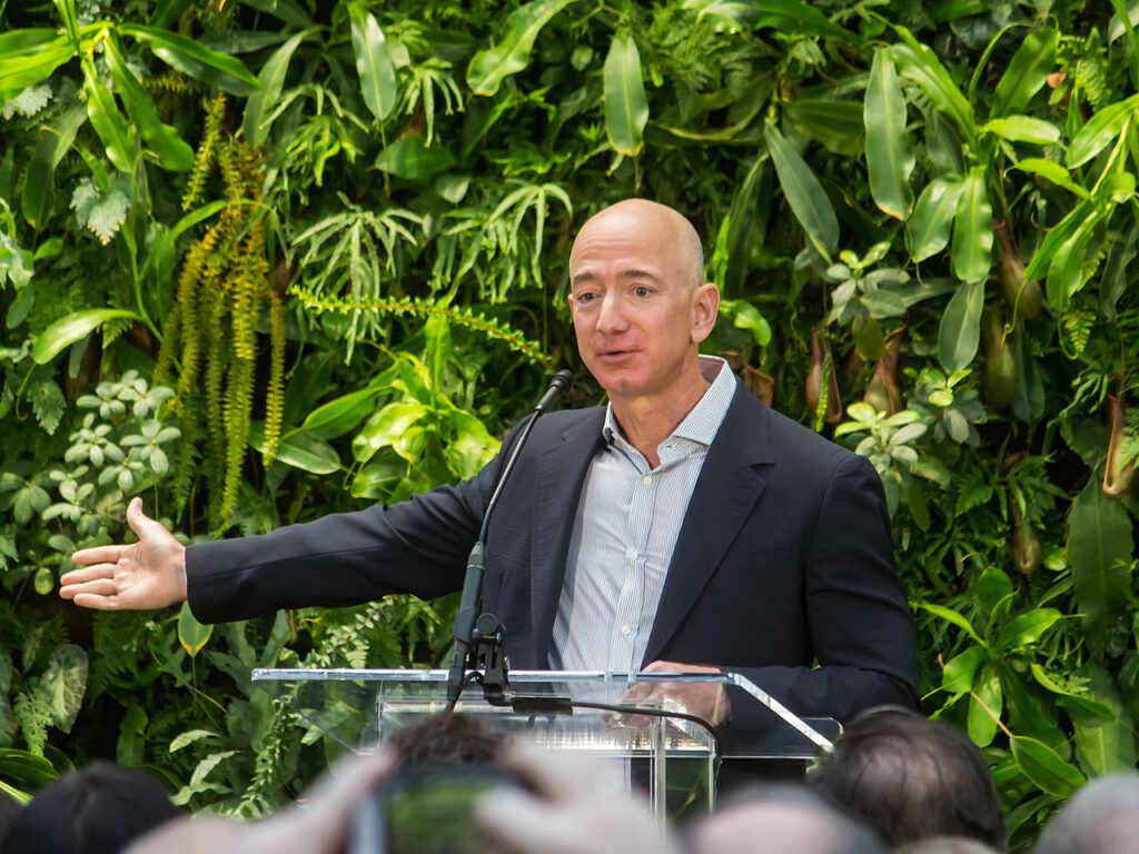 Jeff Bezos finanziert ein Start-up, das KI sparsamer machen will. Die Idee dahinter: Das Gehirn arbeitet mit rund 20 Watt und lernt trotzdem schneller als heutige Modelle. © Seattle City Council from Seattle via Wikimedia Commons unter CC BY 2.0