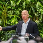Jeff Bezos finanziert ein Start-up, das KI sparsamer machen will. Die Idee dahinter: Das Gehirn arbeitet mit rund 20 Watt und lernt trotzdem schneller als heutige Modelle. © Seattle City Council from Seattle via Wikimedia Commons unter CC BY 2.0