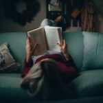 Unter Zeitdruck springen die Augen häufiger über Wörter hinweg – mit mehr Lesezeit steigt dagegen das Textverständnis deutlich. © Unsplash