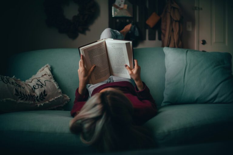 Unter Zeitdruck springen die Augen häufiger über Wörter hinweg – mit mehr Lesezeit steigt dagegen das Textverständnis deutlich. © Unsplash