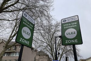 Die Londoner Ultra Low Emission Zone soll besonders schmutzige Fahrzeuge ausbremsen. Seit ihrer Einführung sank vor allem die Belastung mit Stickstoffdioxid deutlich.