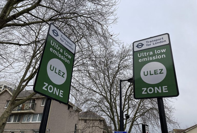 Die Londoner Ultra Low Emission Zone soll besonders schmutzige Fahrzeuge ausbremsen. Seit ihrer Einführung sank vor allem die Belastung mit Stickstoffdioxid deutlich.