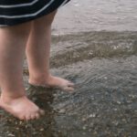 Kinderfüße im flachen Wasser