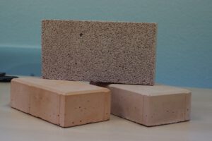 Der Geopolymerziegel aus Freiberg besteht aus recycelten Abbruchresten. Das patentierte Verfahren soll Ziegelbruch bei nur 60 bis 100 Grad Celsius zu neuen Leichtsteinen verarbeiten. © TU Bergakademie Freiberg