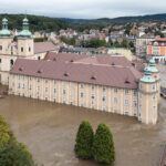 Im September 2024 trat die Glatzer Neiße in Kłodzko (Polen) über die Ufer und überflutete das Gelände des Franziskanerklosters. Sturm Boris hatte in der Region schwere Überschwemmungen ausgelöst. © Jacek Halicki / CC BY-SA 4.0