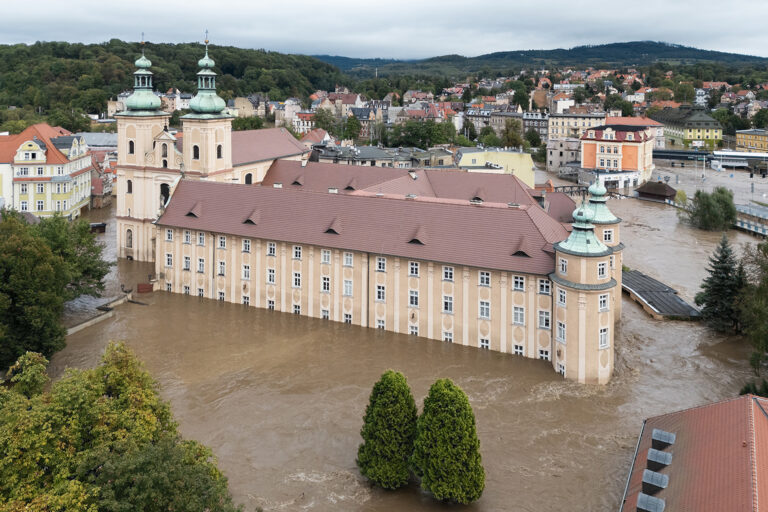 Im September 2024 trat die Glatzer Neiße in Kłodzko (Polen) über die Ufer und überflutete das Gelände des Franziskanerklosters. Sturm Boris hatte in der Region schwere Überschwemmungen ausgelöst. © Jacek Halicki / CC BY-SA 4.0