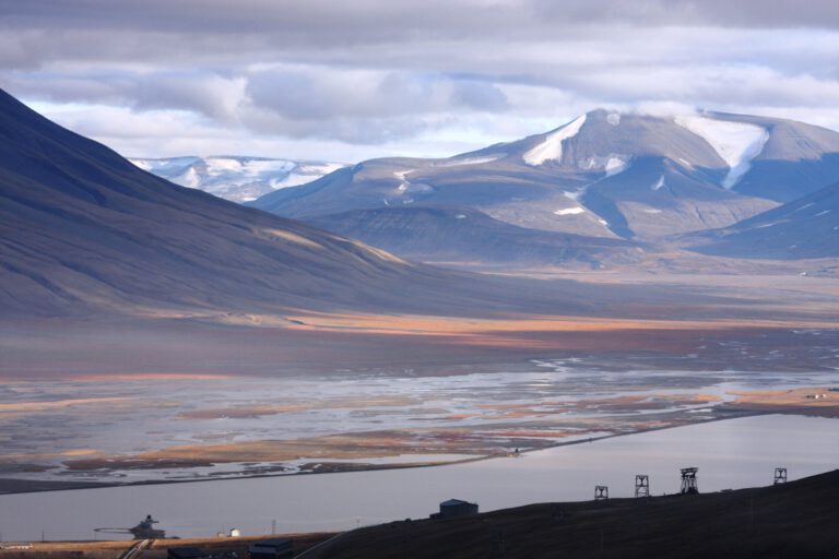 Die Berge rund um Longyearbyen auf Spitzbergen: Der Klimawandel lässt den Permafrost auftauen. Dabei können sich Metalle aus dem Gestein lösen und ins Trinkwasser gelangen.