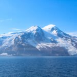 Die beiden Gletscher nahe des Beerenberg-Vulkans nach der Gerölllawine: Ausgelöst durch ein Erdbeben der Stärke 6,5 stürzten große Mengen an vulkanischem Gestein und Permafrost hinab und bedecken nun das Eis des Kjerulf-Gletschers (links im Bild). © Grace Angelo