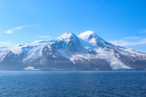 Die beiden Gletscher nahe des Beerenberg-Vulkans nach der Gerölllawine: Ausgelöst durch ein Erdbeben der Stärke 6,5 stürzten große Mengen an vulkanischem Gestein und Permafrost hinab und bedecken nun das Eis des Kjerulf-Gletschers (links im Bild). © Grace Angelo