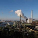 Industrieanlagen entlang des Rheins: Energieintensive Standorte wie diese stehen im Fokus der europäischen Klimapolitik und des CO₂-Grenzausgleichs.