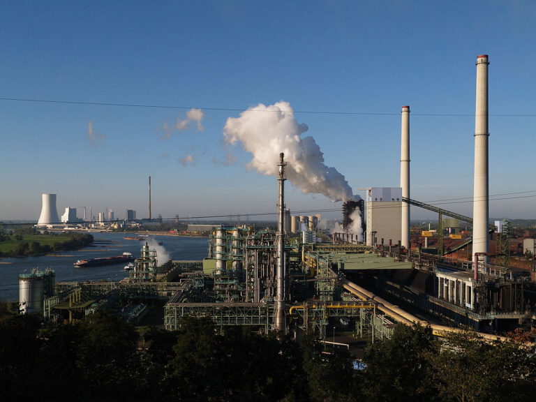 Industrieanlagen entlang des Rheins: Energieintensive Standorte wie diese stehen im Fokus der europäischen Klimapolitik und des CO₂-Grenzausgleichs.
