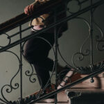 Person geht eine Treppe runter