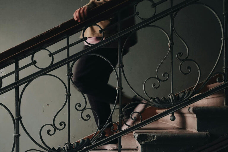 Person geht eine Treppe runter