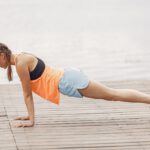 Frau macht Planks