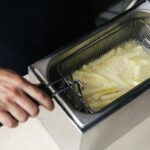 Pommes in der Fritteuse