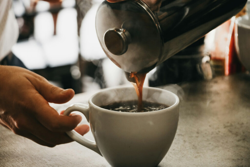 Kaffee am Tag, unruhigere Hirnaktivität in der Nacht: Koffein kann den Schlaf verändern, ohne dass Betroffene es sofort bemerken. © Unsplash