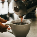 Kaffee am Tag, unruhigere Hirnaktivität in der Nacht: Koffein kann den Schlaf verändern, ohne dass Betroffene es sofort bemerken. © Unsplash