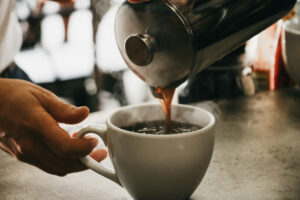 Kaffee am Tag, unruhigere Hirnaktivität in der Nacht: Koffein kann den Schlaf verändern, ohne dass Betroffene es sofort bemerken. © Unsplash