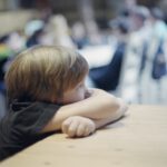 Manche autistische Kinder kennen viele Wörter und verlieren im Gespräch trotzdem den Anschluss – die Studie sieht eine mögliche Ursache in messbarem „Rauschen“ bei der Sprachverarbeitung im Gehirn. (Symbolbild) © Unsplash