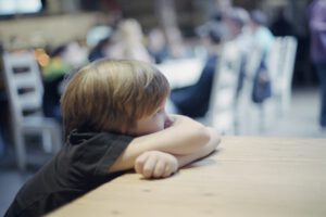 Manche autistische Kinder kennen viele Wörter und verlieren im Gespräch trotzdem den Anschluss – die Studie sieht eine mögliche Ursache in messbarem „Rauschen“ bei der Sprachverarbeitung im Gehirn. (Symbolbild) © Unsplash