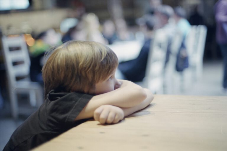 Manche autistische Kinder kennen viele Wörter und verlieren im Gespräch trotzdem den Anschluss – die Studie sieht eine mögliche Ursache in messbarem „Rauschen“ bei der Sprachverarbeitung im Gehirn. (Symbolbild) © Unsplash