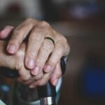 Zittern und verlangsamte Bewegungen der Hände können zu den sichtbaren Anzeichen von Parkinson gehören. Forschende fanden nun zudem messbare Veränderungen im Körpergeruch von Erkrankten. © Unsplash