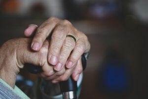 Zittern und verlangsamte Bewegungen der Hände können zu den sichtbaren Anzeichen von Parkinson gehören. Forschende fanden nun zudem messbare Veränderungen im Körpergeruch von Erkrankten. © Unsplash
