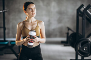 Frau trinkt im Gym