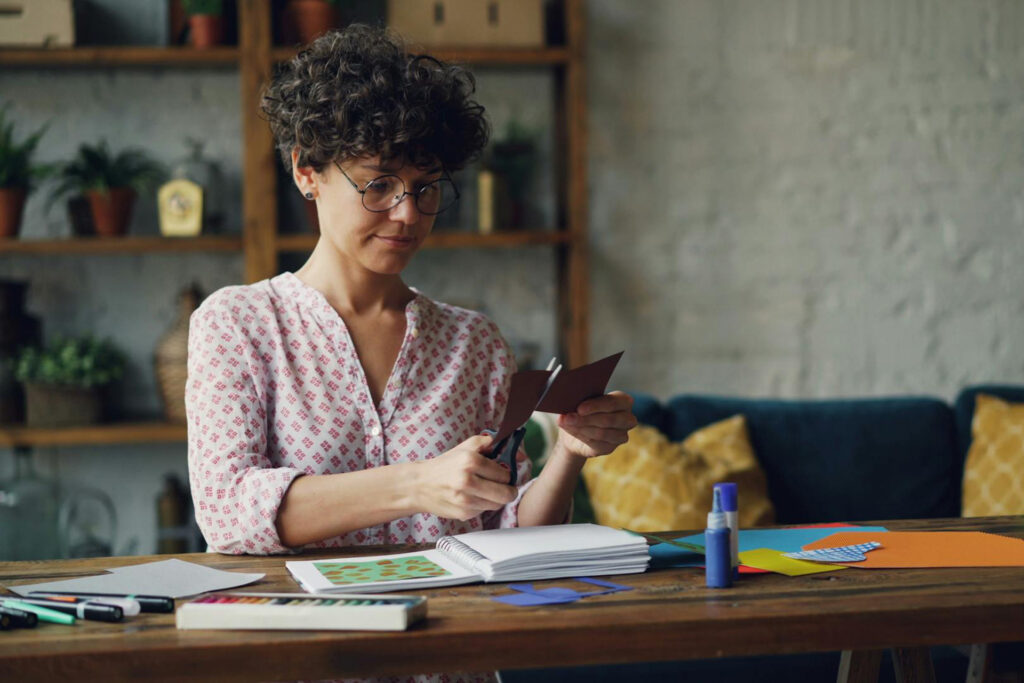 Kreative Tätigkeiten wie Schreiben, Malen, Basteln oder Musizieren können im Gehirn Prozesse anstoßen, die die Wahrnehmung von Schmerz verändern. © Pexels