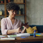 Kreative Tätigkeiten wie Schreiben, Malen, Basteln oder Musizieren können im Gehirn Prozesse anstoßen, die die Wahrnehmung von Schmerz verändern. © Pexels