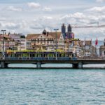 Zürich an einem heißen Sommertag: Hinter dem See liegen dicht bebaute Viertel, in denen Hitzeschutz für Gebäude immer wichtiger wird. © Pexels