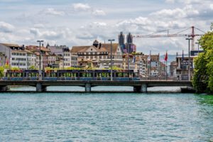 Zürich an einem heißen Sommertag: Hinter dem See liegen dicht bebaute Viertel, in denen Hitzeschutz für Gebäude immer wichtiger wird. © Pexels