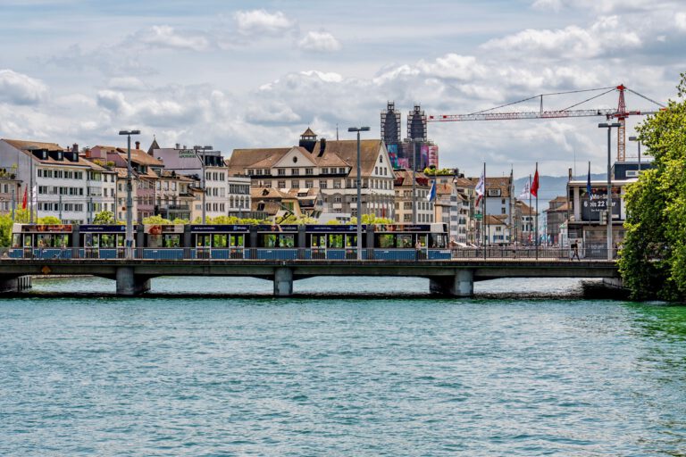 Zürich an einem heißen Sommertag: Hinter dem See liegen dicht bebaute Viertel, in denen Hitzeschutz für Gebäude immer wichtiger wird. © Pexels