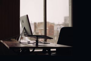 Ein Mitarbeiter in China verlor seinen Job, nachdem KI seine Aufgaben übernehmen sollte. Vor Gericht scheiterte die Kündigung. © Unsplash
