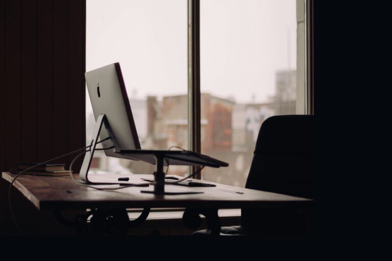 Ein Mitarbeiter in China verlor seinen Job, nachdem KI seine Aufgaben übernehmen sollte. Vor Gericht scheiterte die Kündigung. © Unsplash