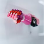 Ein flexibler Roboterarm in Bewegung – solche Systeme könnten künftig dank selbstheilender künstlicher Muskeln ihre Form anpassen und auch nach Schäden weiterarbeiten.