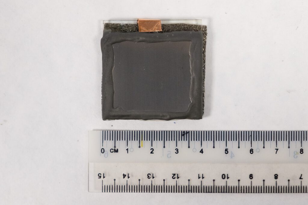 Das künstliche Blatt erzeugt mithilfe von Sonnenlicht Wasserstoff und baut gleichzeitig giftiges Hydrazin im Wasser ab. © NTU Singapore.