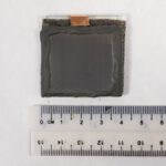 Das künstliche Blatt erzeugt mithilfe von Sonnenlicht Wasserstoff und baut gleichzeitig giftiges Hydrazin im Wasser ab. © NTU Singapore.